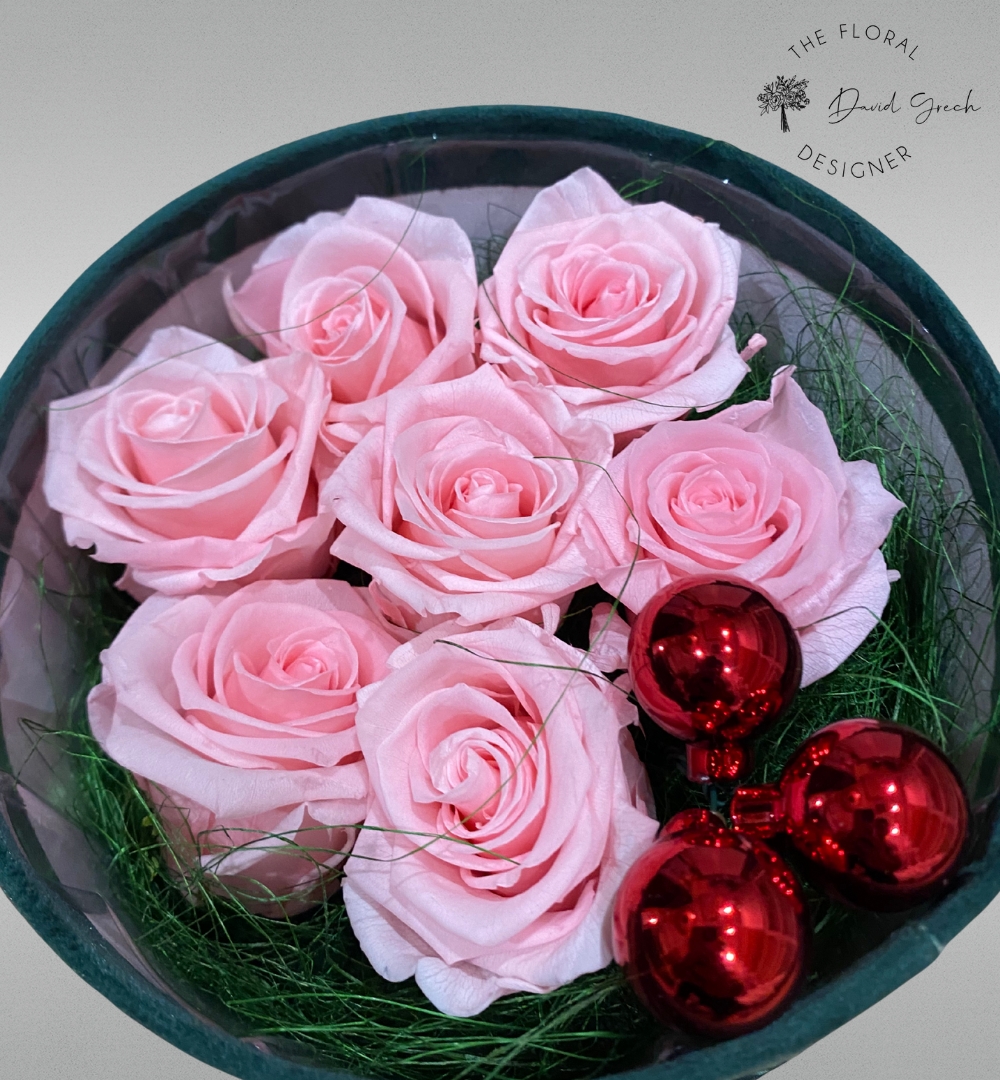 pink preserved roses arranged in an exclusive hat box,